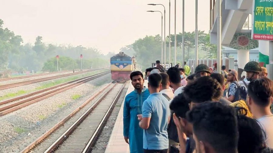 ট্রেনের যাত্রীকে মারধর করায় স্টেশন ঘেরাও, কর্মচারী বরখাস্ত